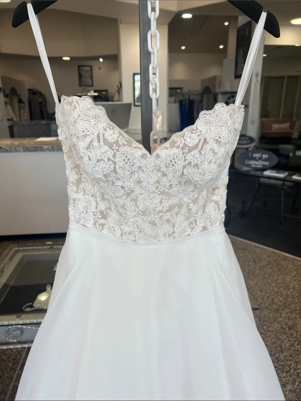 Organza ball gown Wedding dress - Picture 2 of 5
